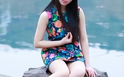 把奶从乳罩里掏出来